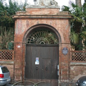 Eingangstor mit Löwenbekrönung in Cesena