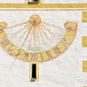 Sonnenuhr auf dem Kirchturm von Tigring (Bez.Feldkirchen-Kärnten)