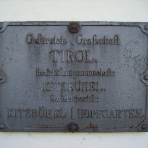 Gerichtsgrenze in Klausenbach zwischen Kitzbühel und Kirchberg in Tirol
