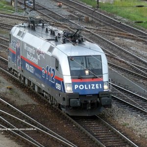 Die Polizeilokomotive rast zum Einsatzort