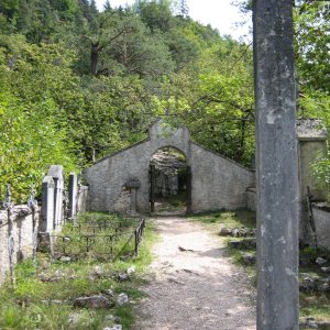 Der Friedhof - das Steinkreuz gegenüber dem Tor