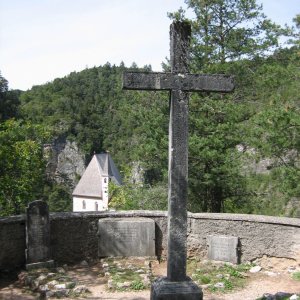 Wie in allen Friedhöfen im Trentino steht auch hier ein Steinkreuz im Fried