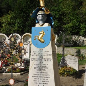 Grabmal mit Einhorn auf dem Friedhof von Burgeis (Südtirol)