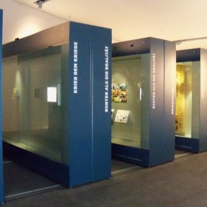 fahrbare Ausstellungsschränke