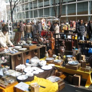 Flohmarkt in einer Tokyoter Straße.