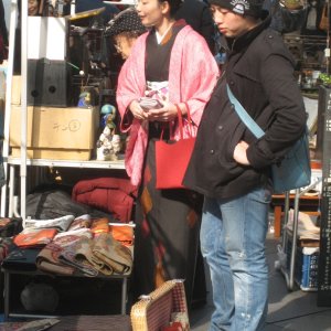 Flohmarkt in einer Tokyoter Straße.