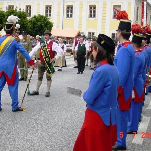 Begrüßung zweier Musikkapellen: Meldestellung