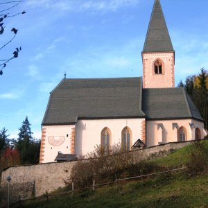 Wehrkirche St. Kosmas bei Mölbling (K) von Süden.