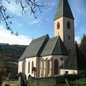 Wehrkirche St. Kosmas bei Mölbling (K) von Osten.