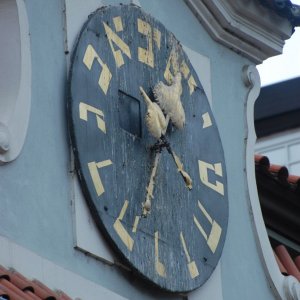 Uhr mit hebräischem Zifferblatt auf dem alten jüdischen Rathaus in Prag