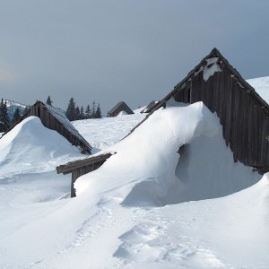 tief verschneit und angeweht