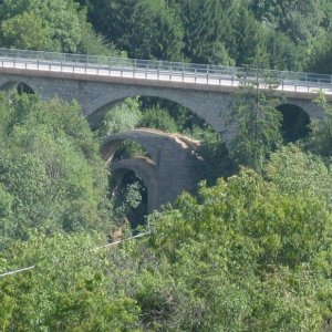 Die Drei-Bogen-Brücke von Cavedago