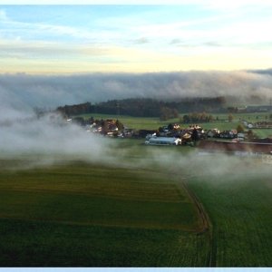 Nebel rollt auf Eugendorf zu.