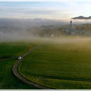 Der Nebel hat den Ort erreicht.