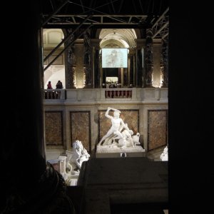Theseus-Gruppe von Antonio Canova im Stiegenaufgang des Kunsthistorischen M