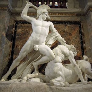 Theseus-Gruppe von Antonio Canova im Stiegenaufgang des Kunsthistorischen M