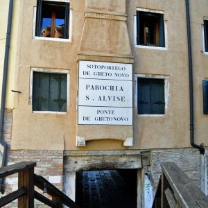 Zugang zum Ghetto Nuovo in Venedig