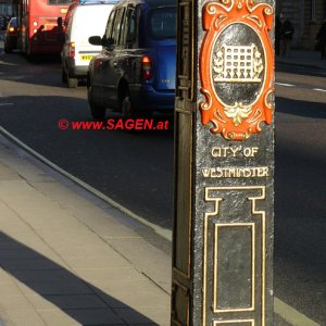 Stadtmöbel in Westminster mit Wappen