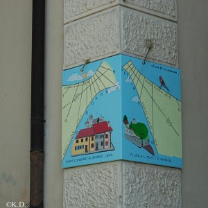 Sonnenuhrdorf Aiello del Friuli (Italien) - Sonnenuhr an der Volksschule