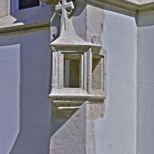 Langenlois (NÖ) - Lichthäuschen an der Außenmauer der Pfarrkirche