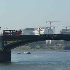 Doppeldeckerbus Battersea Bridge, London