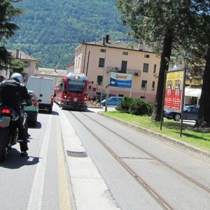 Bahngleise auf den Straßen von Tirano