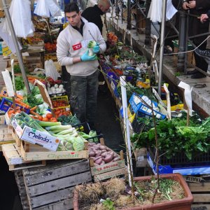 Marktstand auf dem Wasser - Einkauf in Venedig