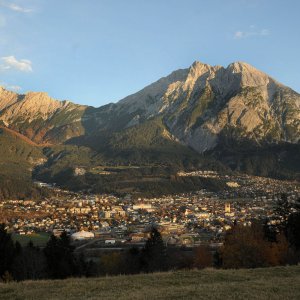 Telfs, Tirol, Blick vom Süden auf den Ort und die Hohe Munde