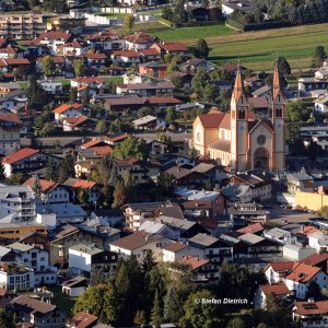 Telfs, Tirol, Blick von Süden auf das Ortszentrum, Pfarrkriche