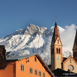 Telfs, Tirol, Pfarrkirche, dahinter die Hohe Munde