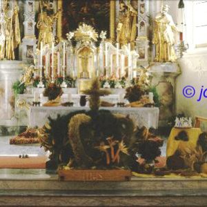 Erntekrone in der Pfarrkirche Fulpmes im Stubaital, aufgenommen um 1995