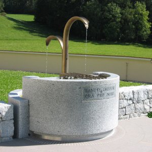 Friedhofsbrunnen in Terenten, Südtirol