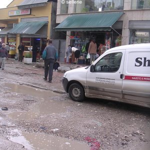Straße in Tirana nach heftigem Regen