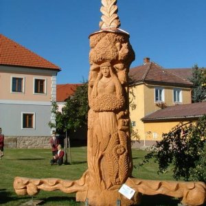 Holzschnitzerei in Groß Schönau