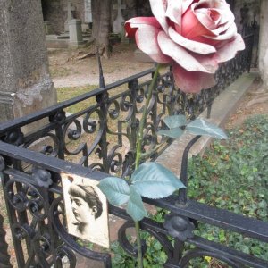 Am Grab von Mary Vetsera- Friedhof Heiligenkreuz