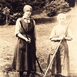 Zwei Bäuerinnen bei Feldarbeit