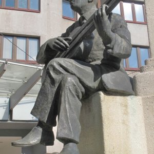 Prof. Adolf Rondorf auf dem Alszauber–Brunnen