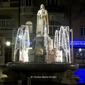 Bernhard von Spanheim Brunnen  mit Weihnachtsbeleuchtung in Klagenfurt