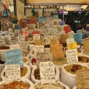 Markt vor dem Palazzo della Ragione in Padua