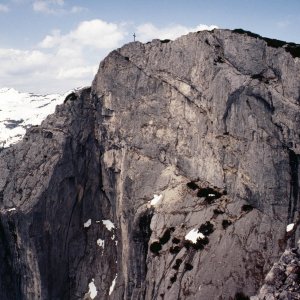 Beim Bergwandern in den Alpen