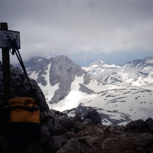 Beim Bergwandern in den Alpen