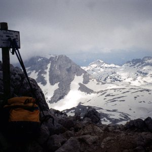 Beim Bergwandern in den Alpen