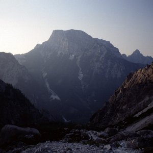 Beim Bergwandern in den Alpen