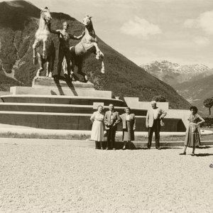 Medium 'Pferdedenkmal Rossbändiger, Schluderns Vinschgau' in der Kategorie 'Vintage Südtirol'