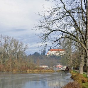 Schloss Sitzenberg mit Karpfenteich