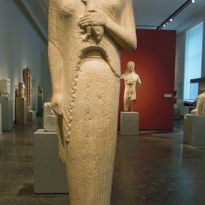 Statue einer Frau mit Huhn - Altes Museum Berlin