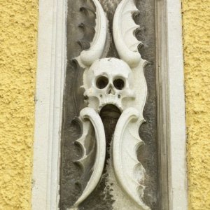 Alter Grabstein als Fassadenschmuck bei Schloss Aigen