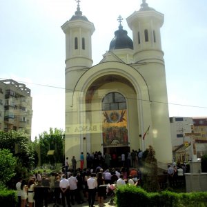 Versammlung von Menschen zum Ostergottesdienst in Cluj-Napoca