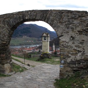 Rotes Tor mit Bildstock in Spitz an der Donau