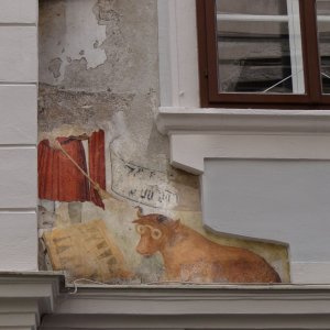 Reste alter Fresken auf Hausfassade